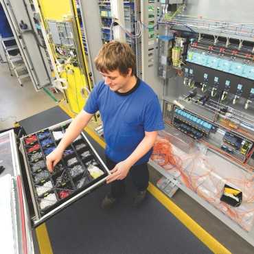 Arbetsplats inom elektronikindustri, med en ESD-matta på golvet.